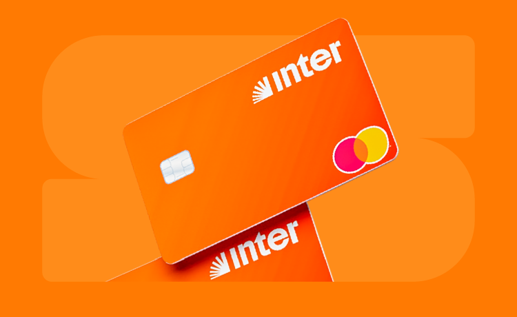 cartão de crédito inter gold sob fundo laranja